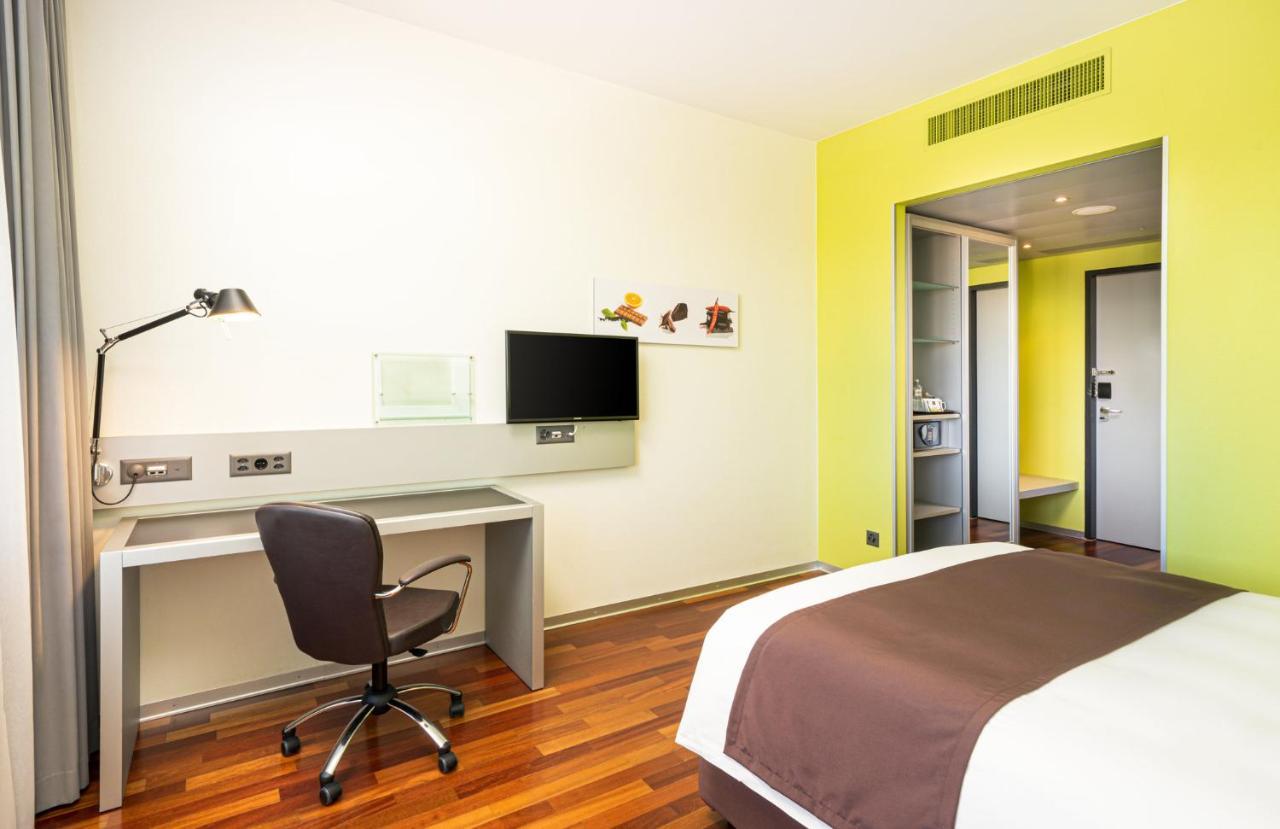 Standard Queen Room Accessible