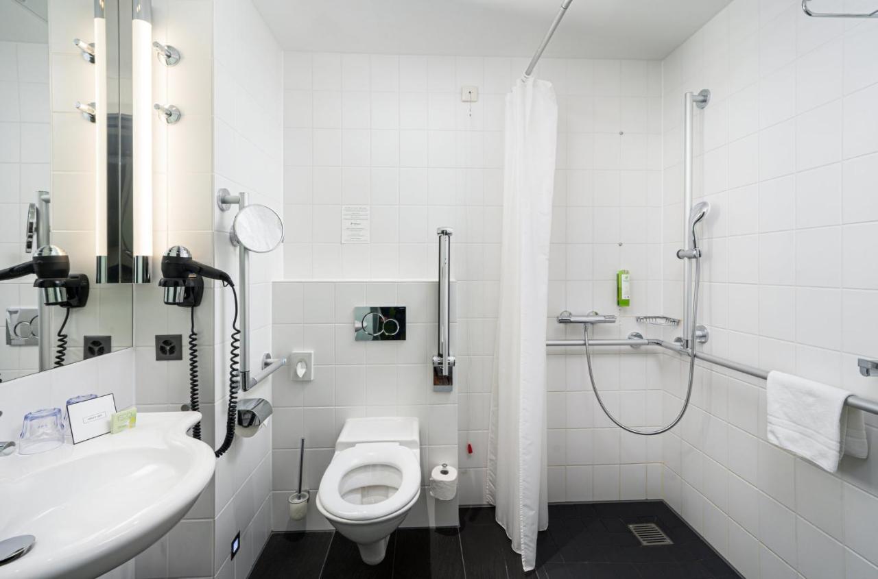 Standard Queen Room Accessible